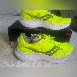Saucony Kinvara 14 Womens 7.5 Road Running Speed Trainer Yellow Green Shoes